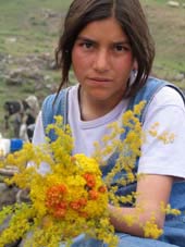Yayla K�z�, bize toplad��� �i�ekleri g�stermeye gelmi�